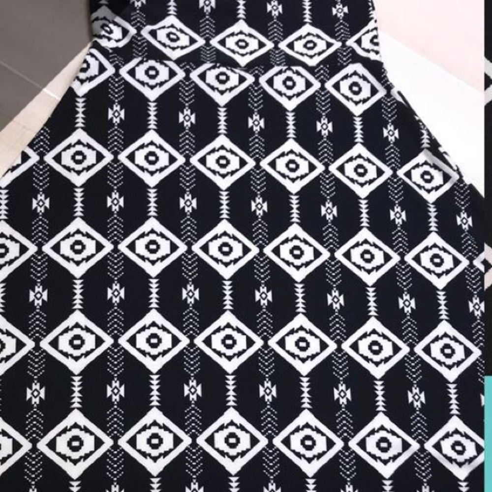 XS LuLaRoe Azure Skirt Black and white
